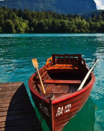 Cu barca pe lacul Bradisor